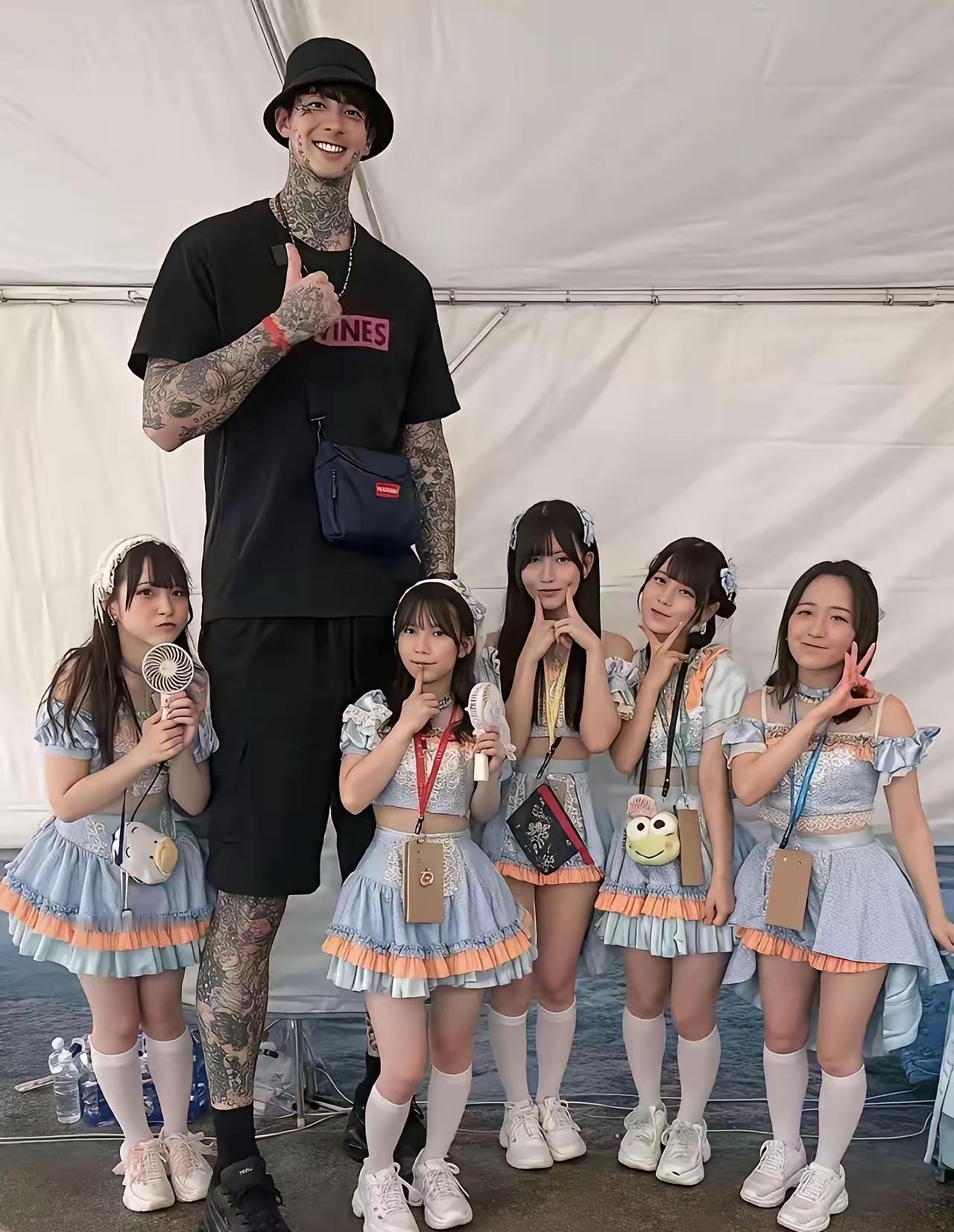 这真的是一个人比两个人都高[捂脸]