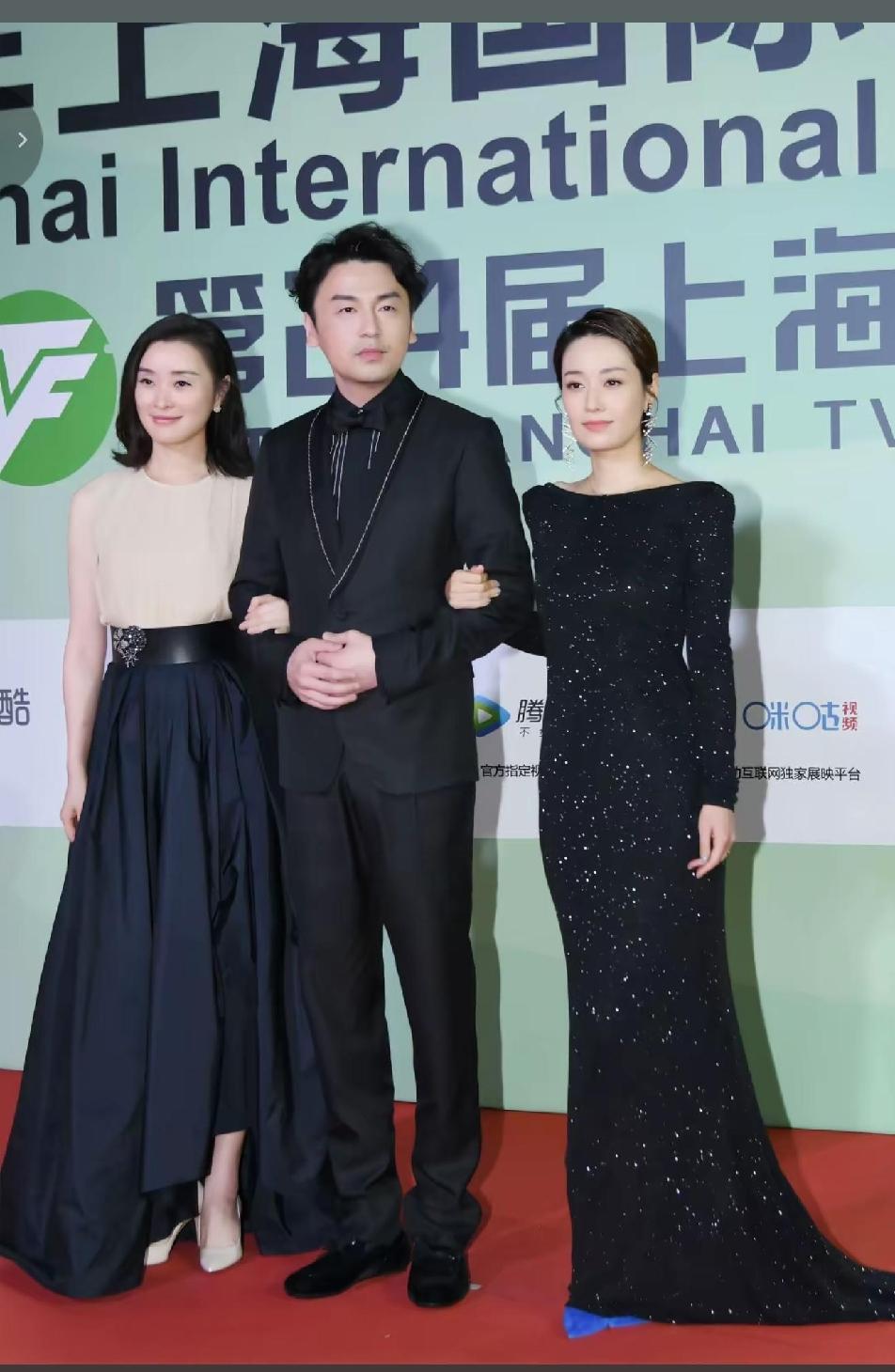 笑死了，这照片怎么看也是吴越像正室，马伊琍像“三儿”啊！吴越白衣蓝裙大气端庄，一