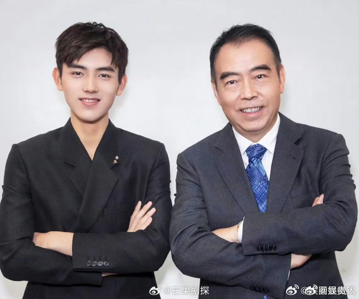 陈飞宇回应爸爸基因显化中陈飞宇五感交换中 真的很像啊，五官看上去比爸爸精致些 