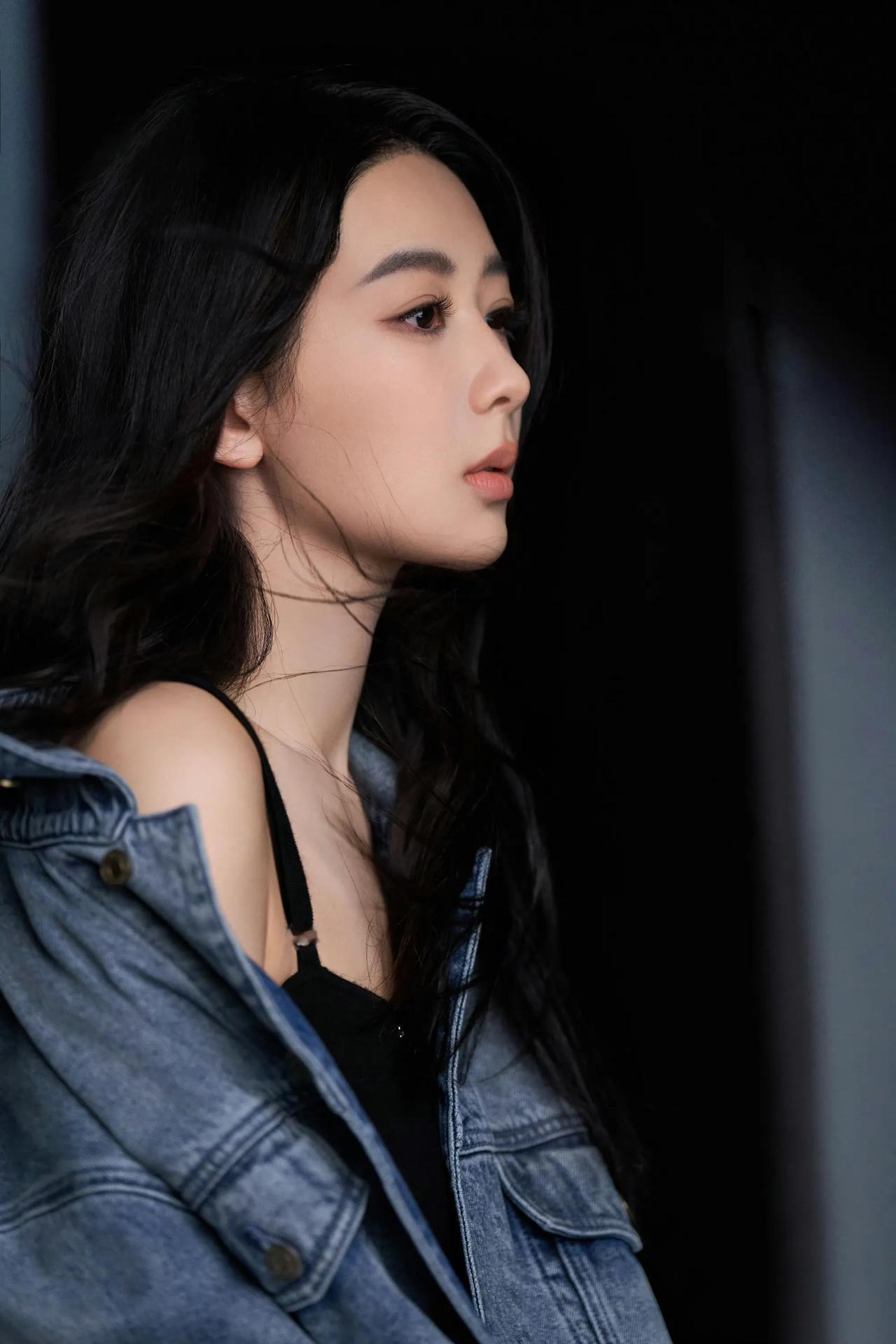 杨紫这组品牌大片拍的非常成功，虽然是美式辣妹风却有几分英气在眉宇间。#女星美照分