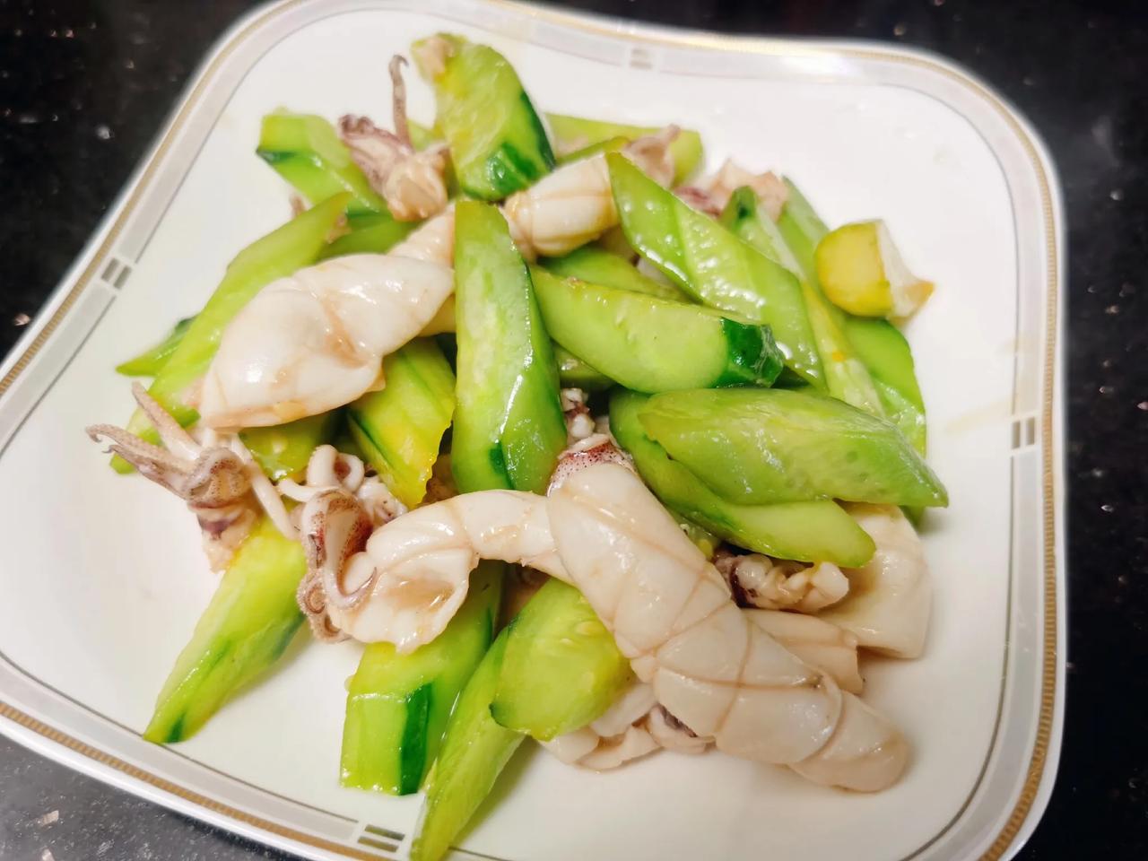  午餐在家一人食，简单清淡营养美味[送心]今天午餐吃了地瓜粥，很好吃。一个人还做