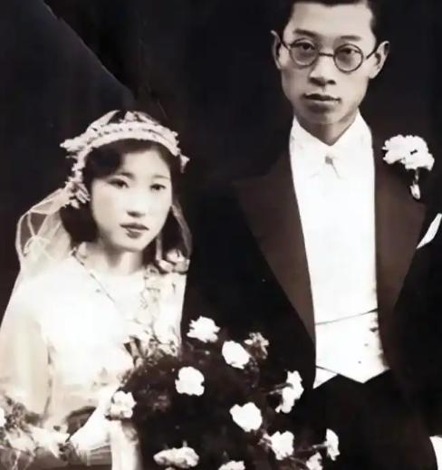 1939 年，31 岁傅雷出轨女高音歌唱家成家榴，俩人爱得死去活来。26 岁妻子