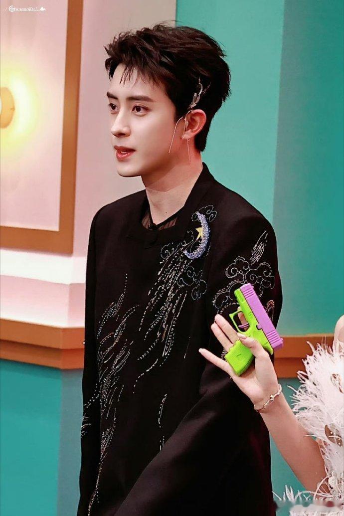 敖瑞鹏硬帅  敖瑞鹏红毯首秀 敖瑞鹏这次红毯真是帅炸了！中式衣服加上那清爽的笑容