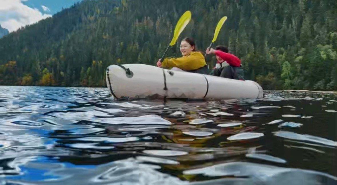 国家地理镜头下每一帧都是大片 阴天拍也不灰扑扑，天空蓝、草地绿都能显出来，沉闷天