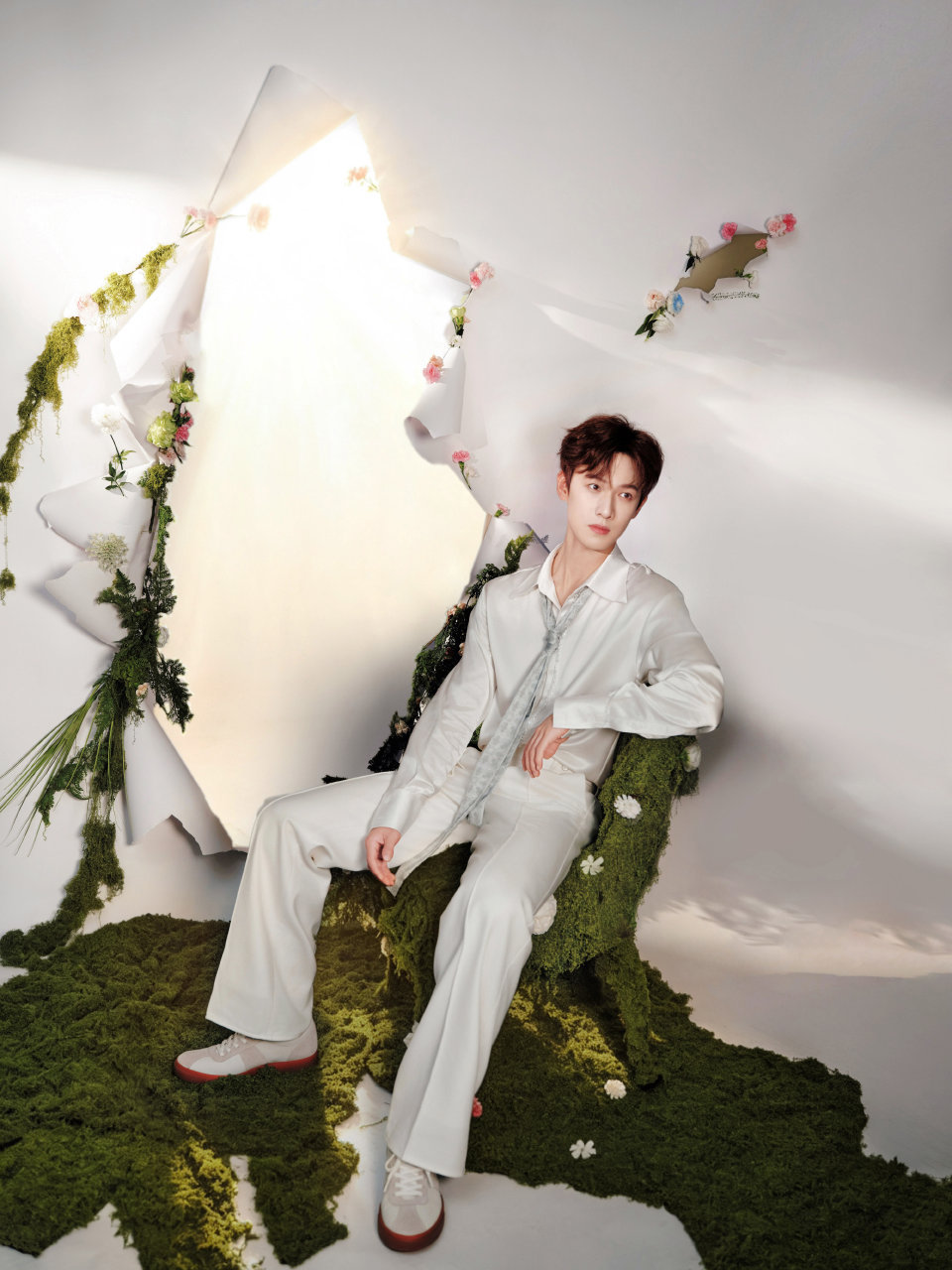 李昀锐allwhite造型李昀锐缎面衬衫look李昀锐allwhite造型 