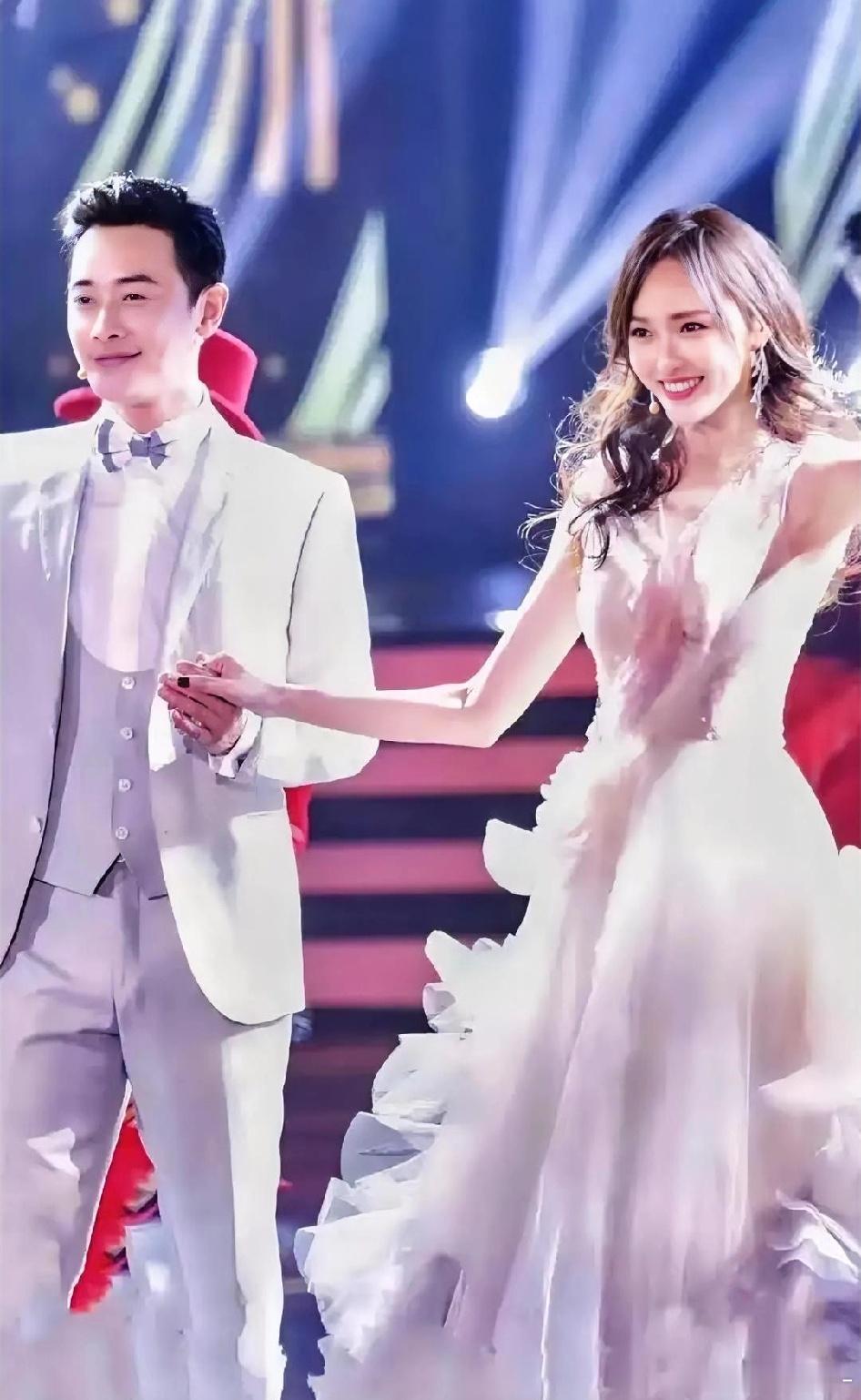 邓超是否深爱孙俪，我不得而知， 但罗晋对唐嫣的爱意，一目了然。 唐嫣近年来的生活