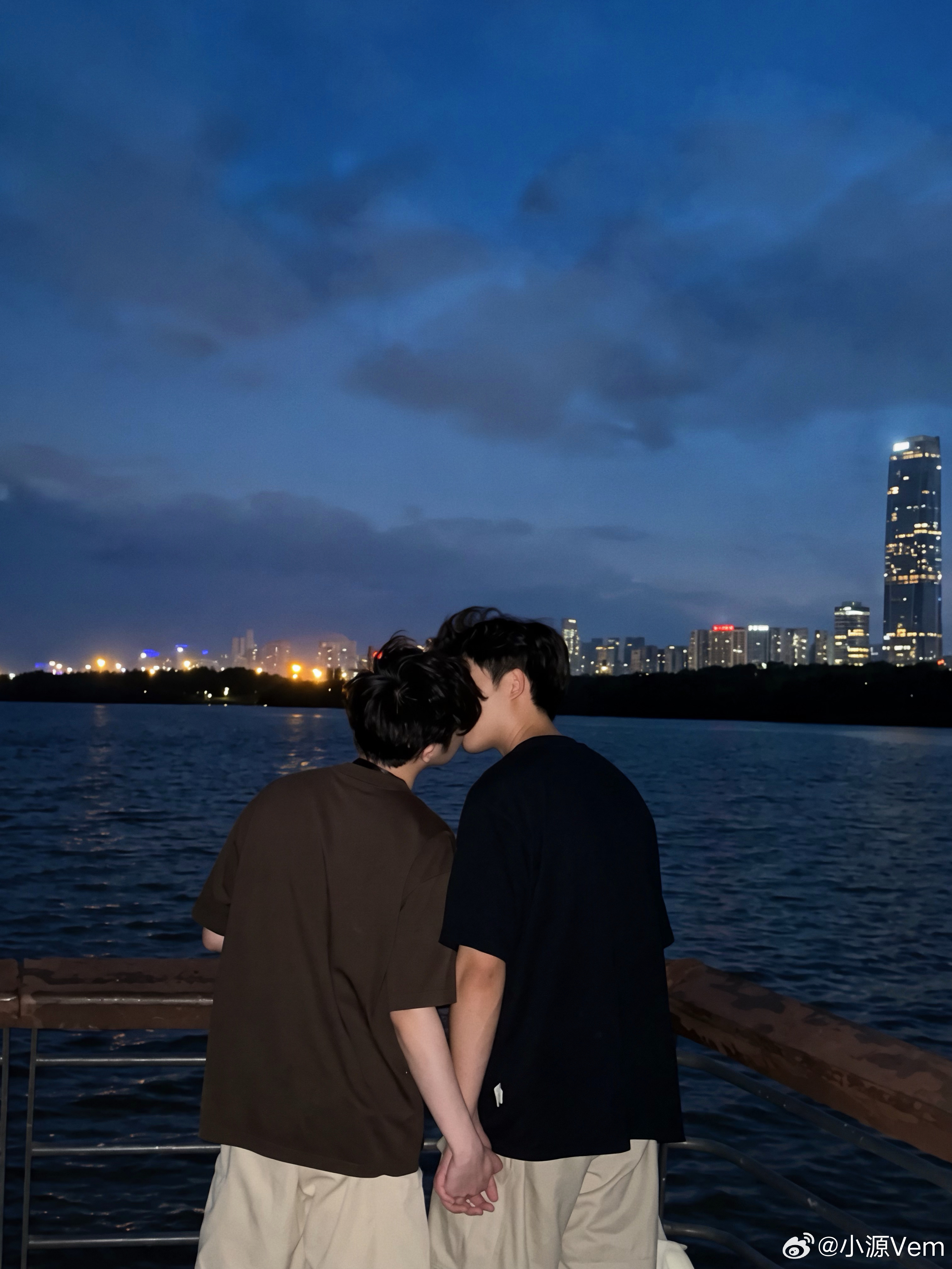 深蓝色的吻 