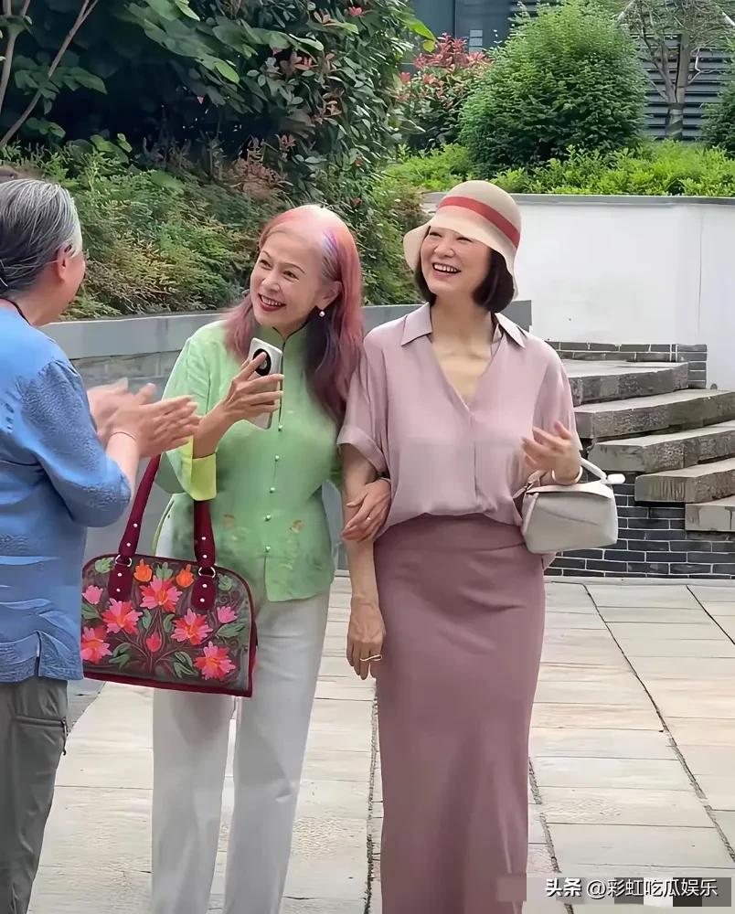 70岁林青霞让岁月从不败美人这句话具象化了，林青霞穿着真丝衬衫配鱼尾裙，身姿依然