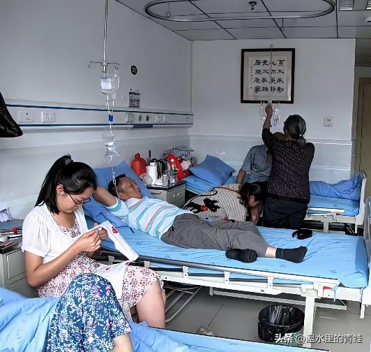 昨天我去医院看住院的朋友，在那儿待了两三个小时。我发现一件挺怪的事儿：现在医院里