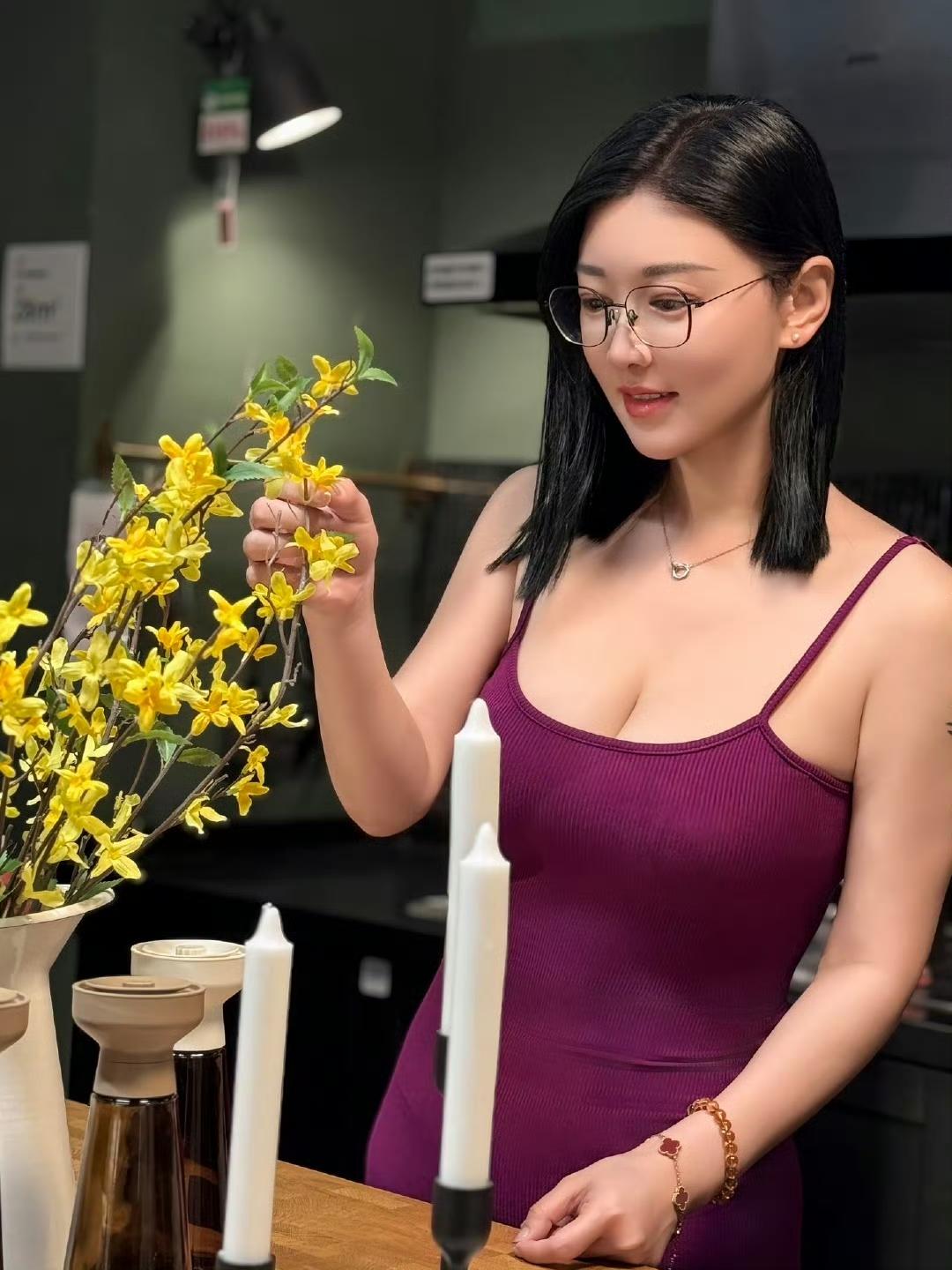 身材绝绝子呀！丰满韵味。曼妙的身材 丰满女女神 超级身材女神 身材曲线 美女身材