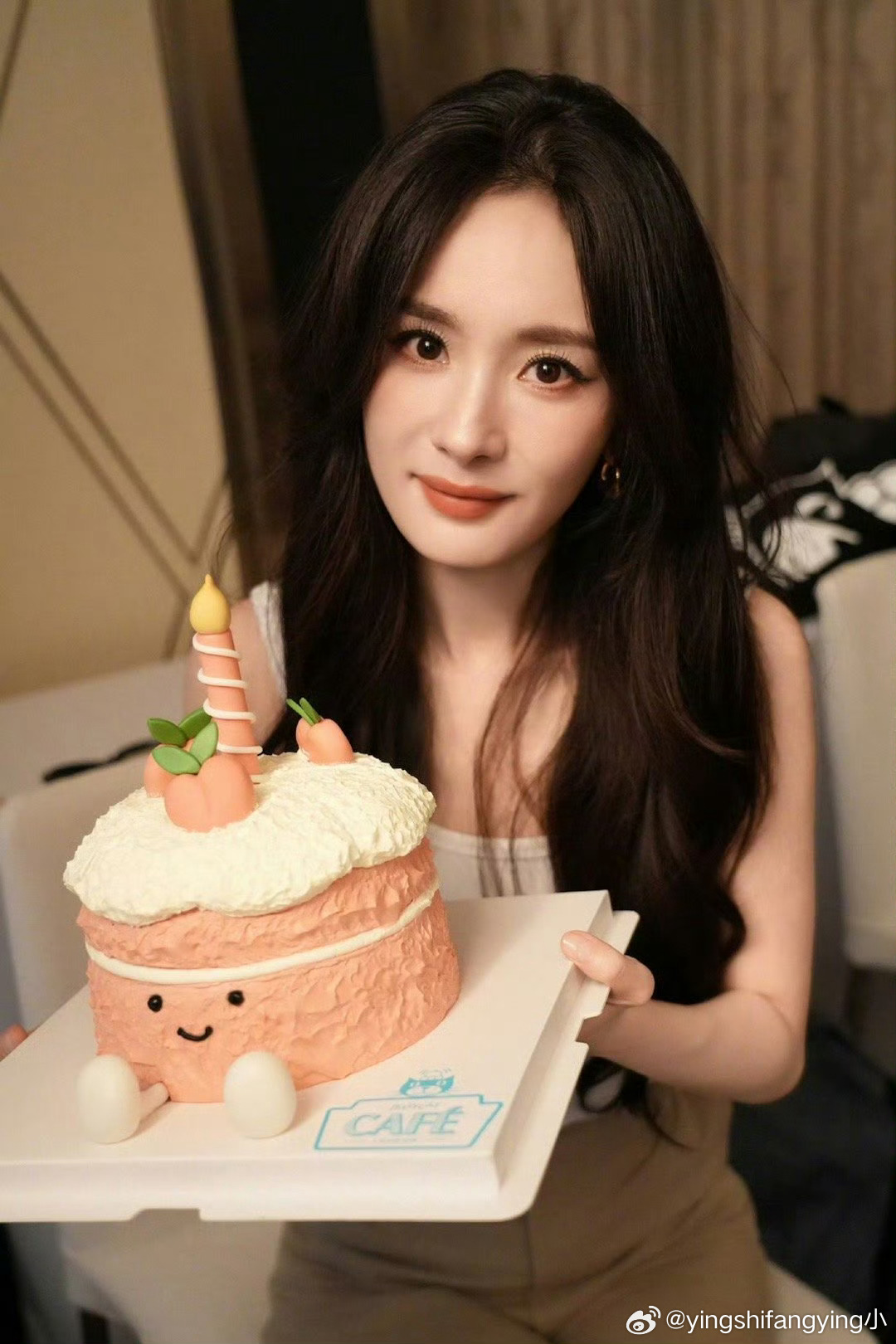 杨幂生日快乐宣仪的祝福甜到心坎，杨幂的回复满是暖意，美女与美女的互动太治愈，新岁