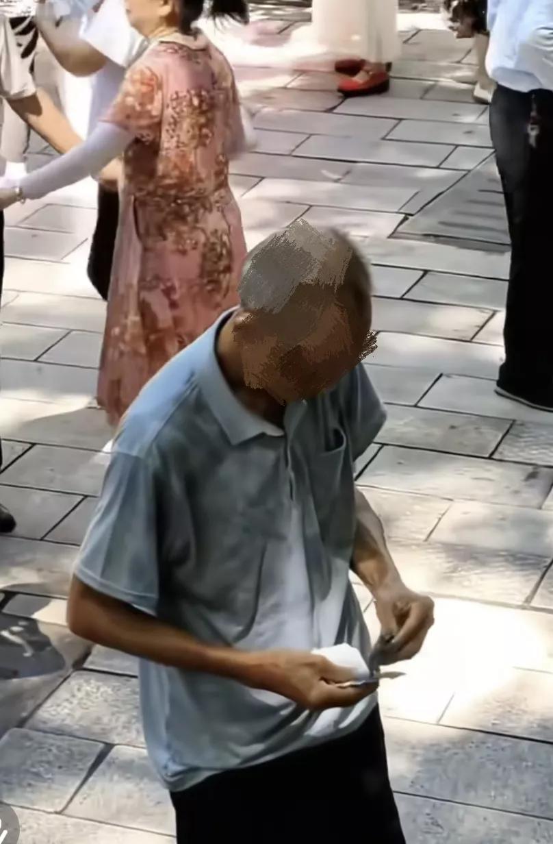 原来公园跳舞是要掏钱的，我也是第一次知道，大妈，大姨也是凭体力挣钱，我不知道要怎