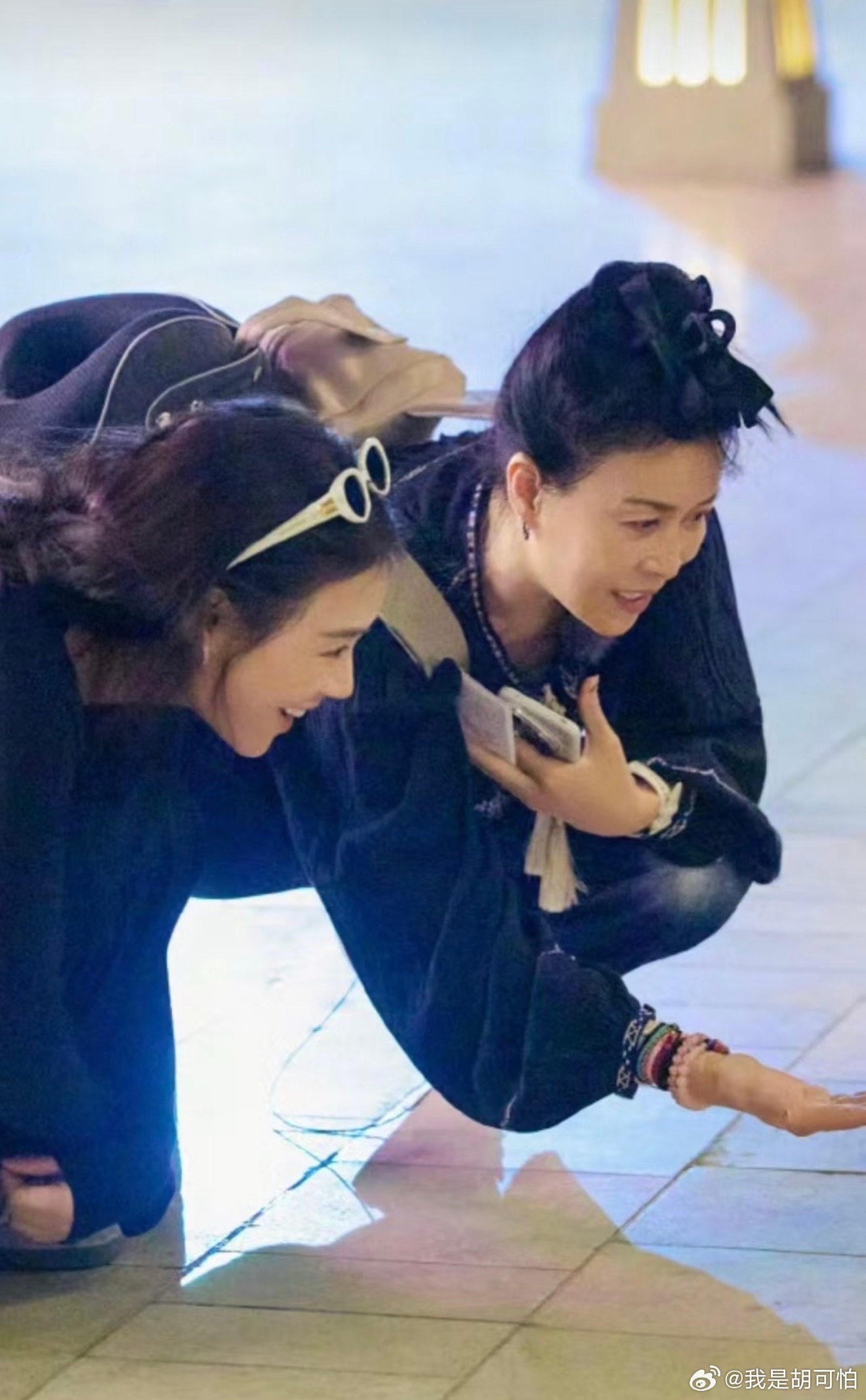 那英告别花儿与少年花少团的大家，从初见的客气到后来家人般的熟稔，每一段互动都是真