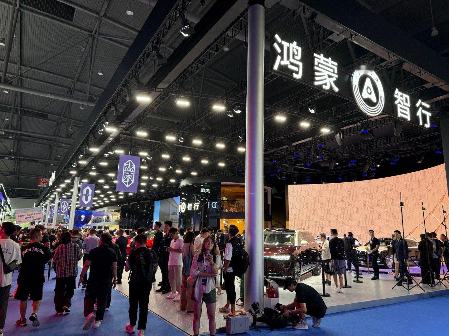 鸿蒙智行场面真大，五界齐聚，都有重磅车。问界M7，问界M8纯电版，智界R7，智界