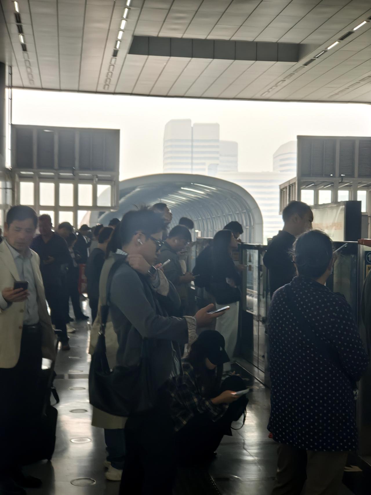 2分钟不到一趟车，都拉不完牛马!8点真是早高峰呀！人还是太多。