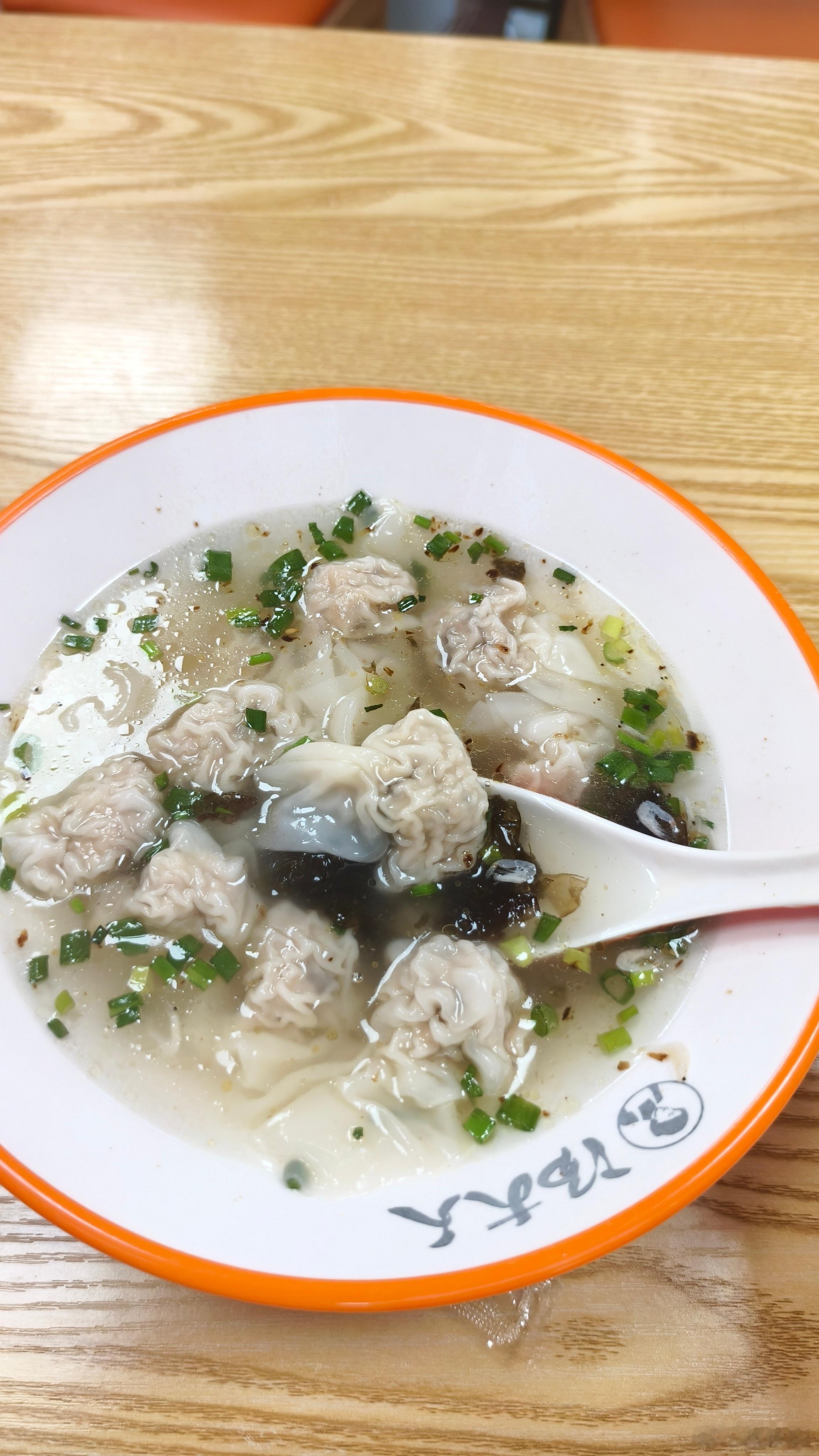 混沌皮，冷冻可以放45天，进入一家混沌店，老板在直播，卖混沌皮在座的各位顾客，都