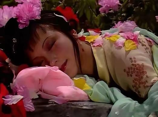 在《红楼梦》大结局时，宝玉从牢里出来，看到做了船妓的湘云。湘云从千金大小姐沦为船