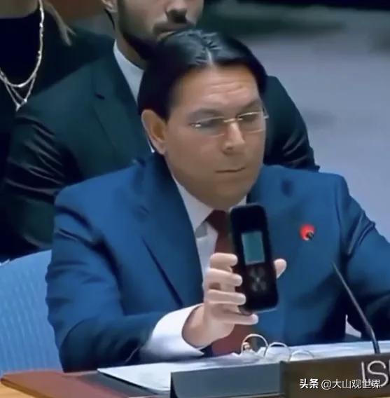 联合国会场突然响起空袭警报，以色列代表达农举着15秒倒计时，问各国：三个孩子先救