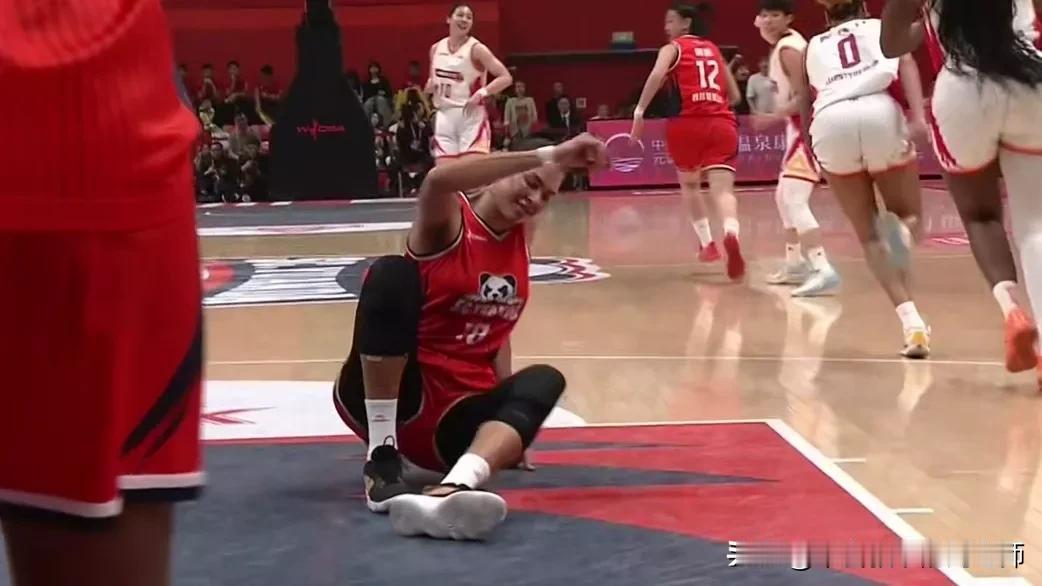 不出意外，四川女篮还是没有在主场捧起总冠军奖杯，她们在主场进行的WCBA总决赛第
