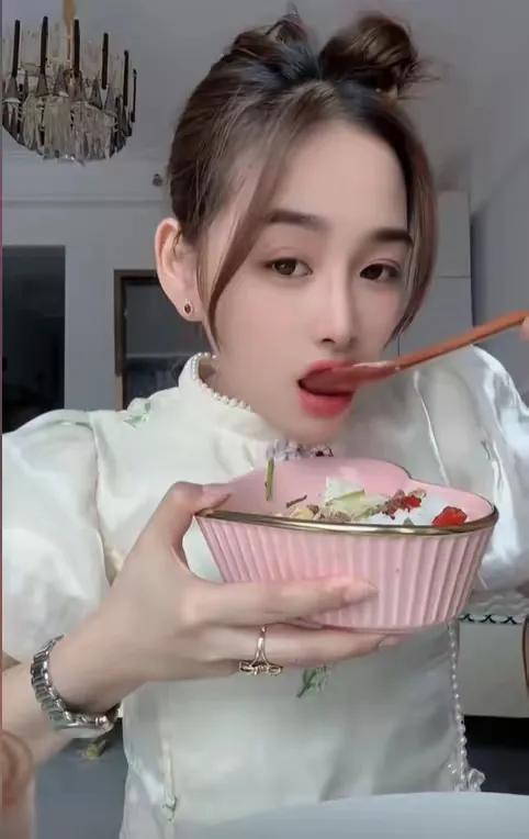 紫霞就是典型捞女！

紫霞现在所有操作套路，都符合现在捞女的那一套规则。

首先