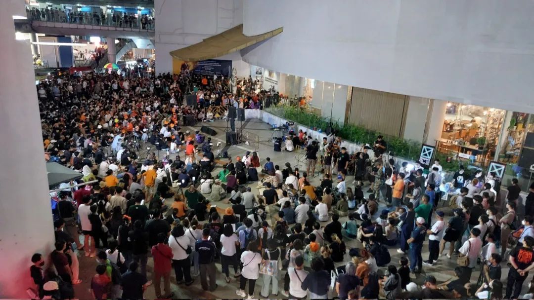 #曼谷爆发大规模示威游行# 当地时间13日，泰国国会举行总理选举。远进党党魁皮塔