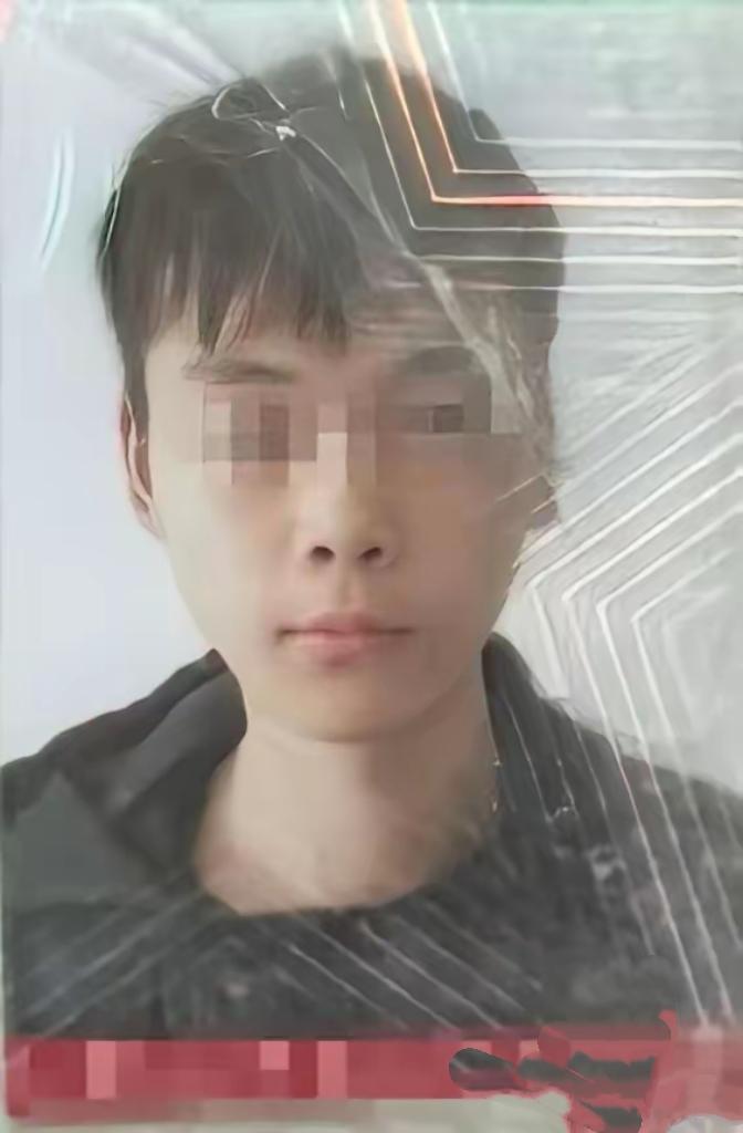 25岁的张某某因母亲半身不遂，
不仅多次向领导辞职被拒绝，
误工一天还要多扣三天