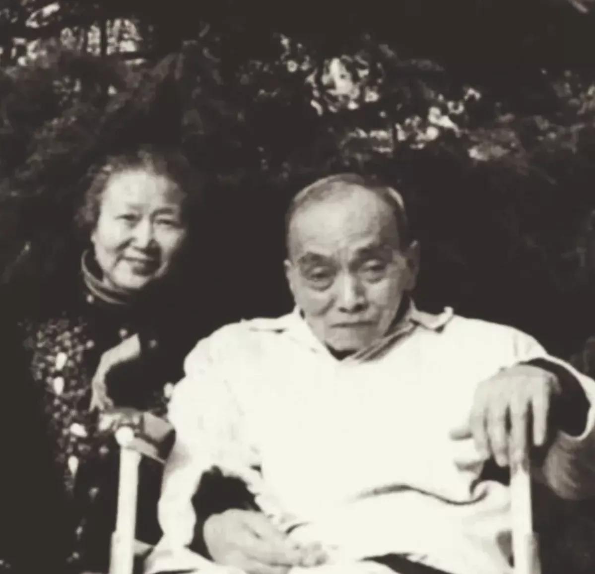 1949 年 4 月，被关押的国民党少将范纪曼腹痛难忍，提出去上厕所。谁料半天后