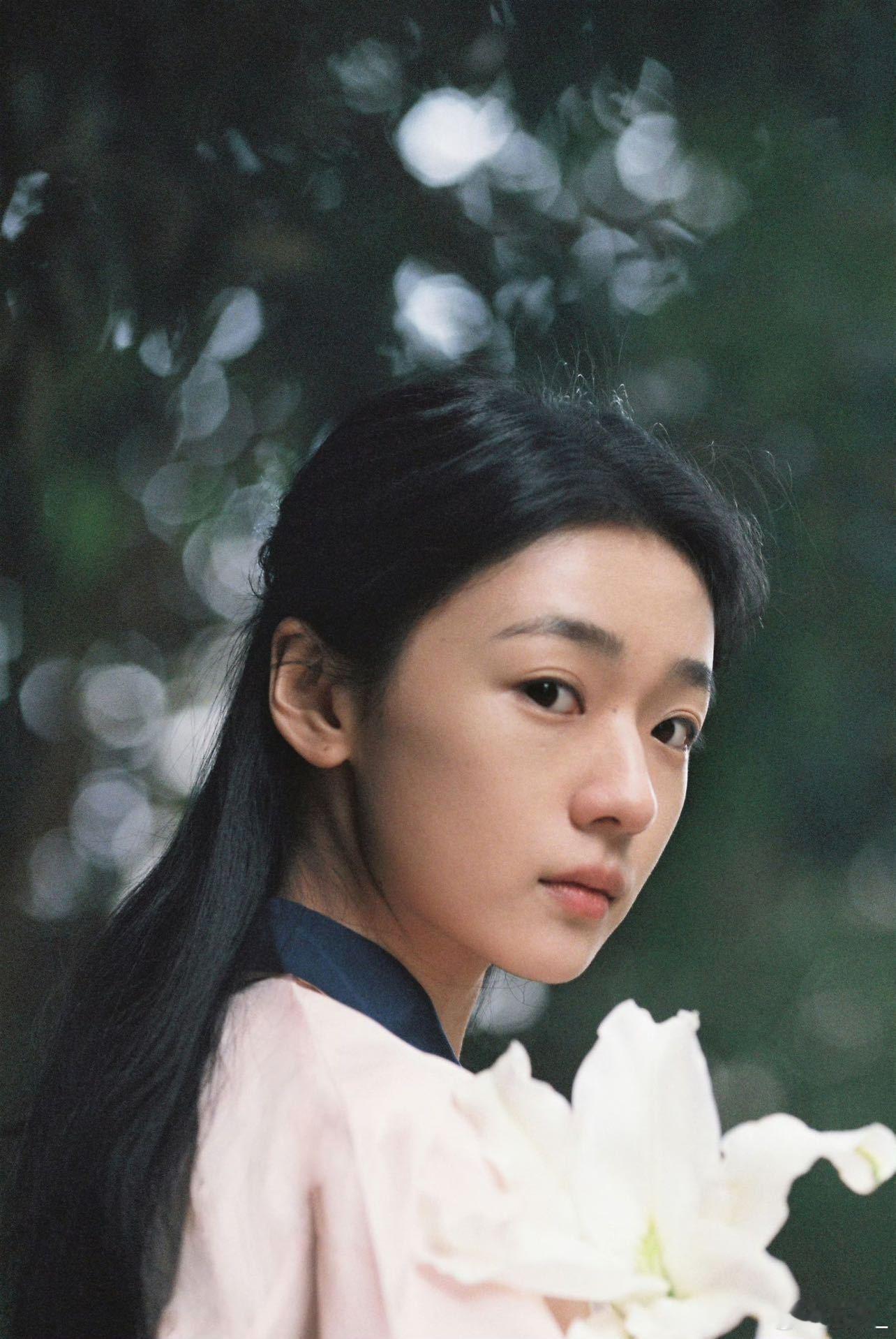 王和往那一站就是年代剧初恋王和越素越美的坚韧小白花 有些女演员浓妆惊艳，有些女演