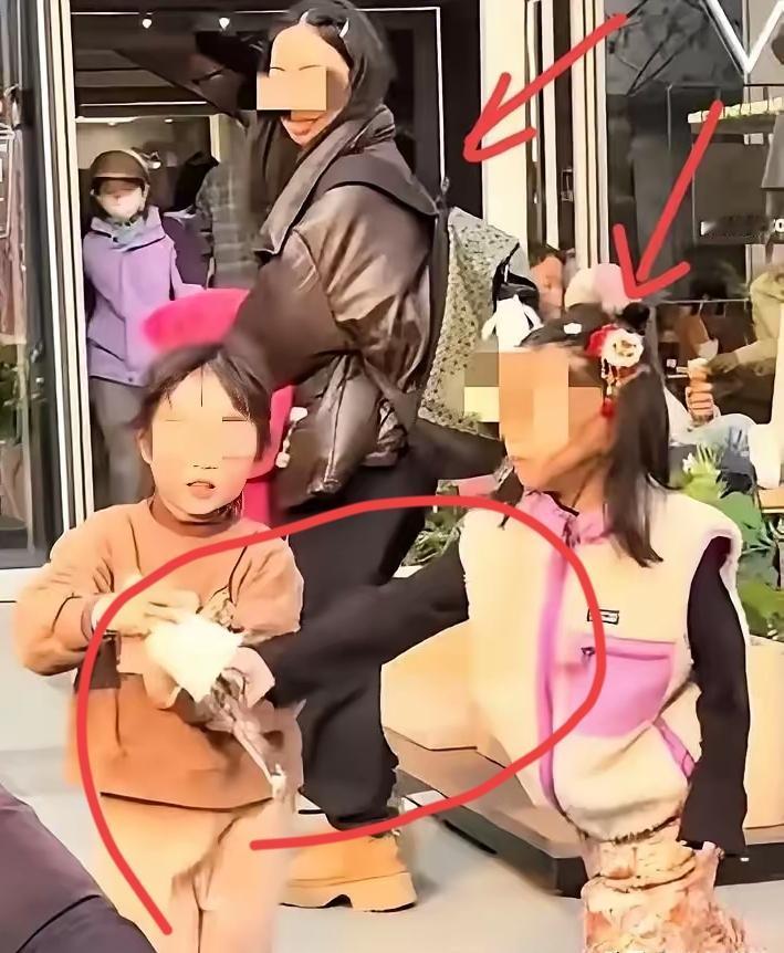 果然事教人，一教就会！浙江女孩被打翻水后续来了，肇事母女已道歉！她们不是知道自己