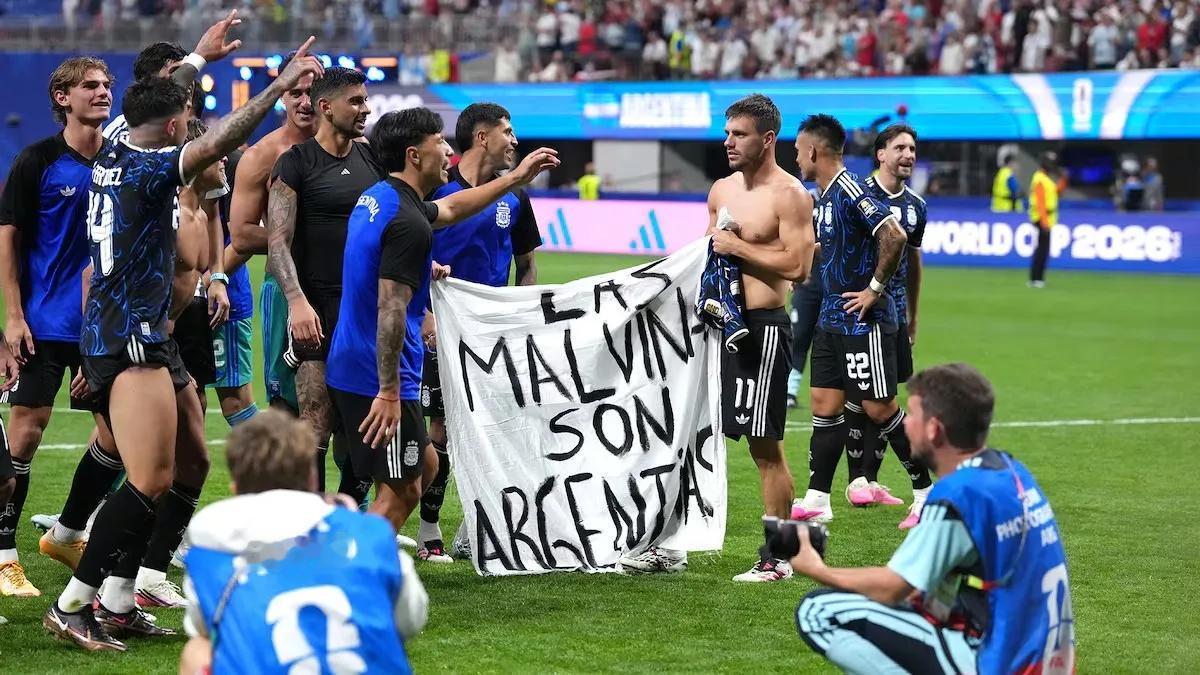 阿根廷马岛横幅事件引发外交抗议，英国政界敦促国际足联（FIFA）对相关球员进行禁