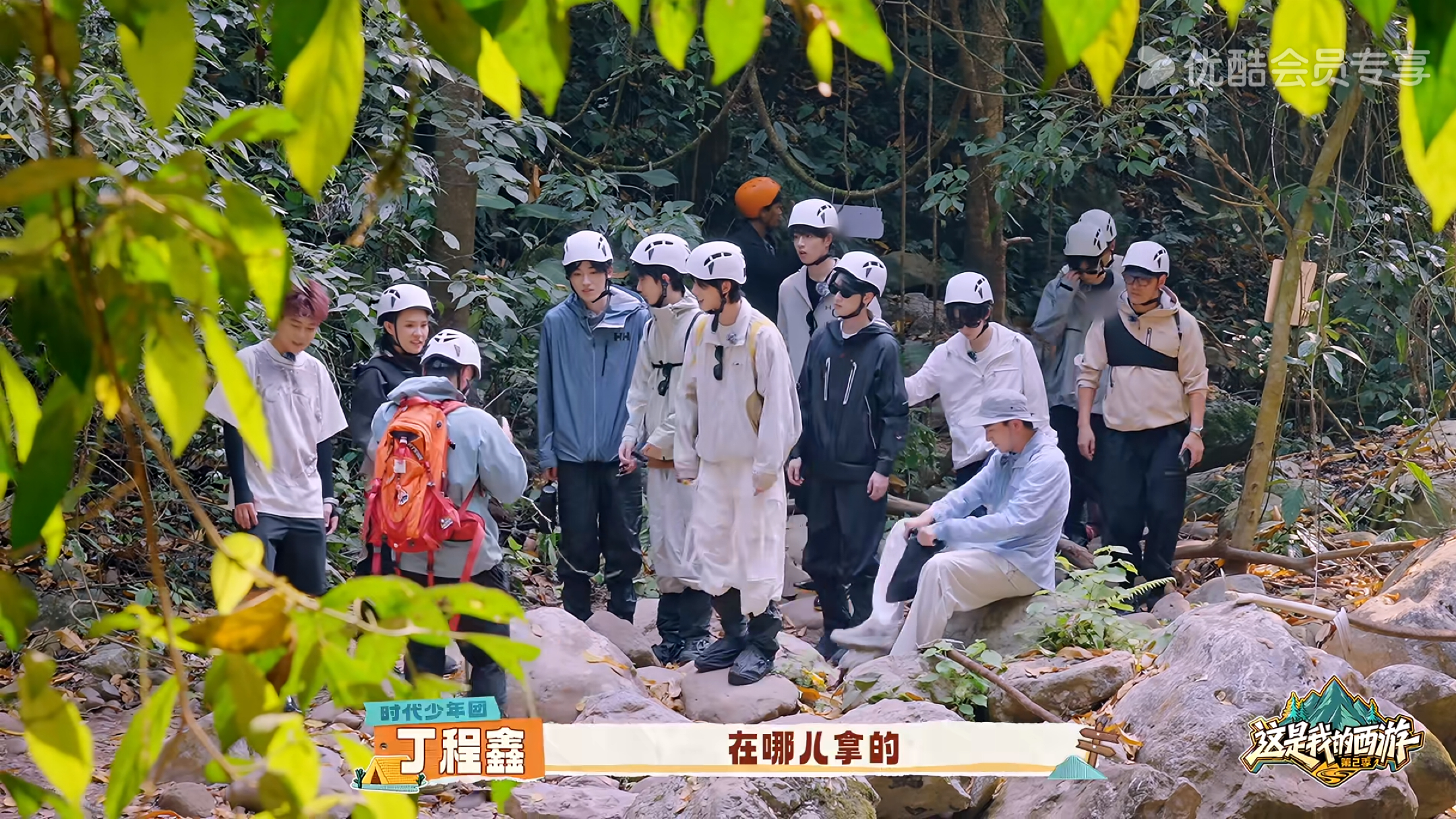 妹子把牛牛当拐棍使那 