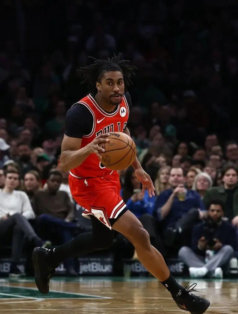 芝加哥公牛队刚宣布裁掉后卫贾登·艾维，这位球员随即在直播里提到勇士核心斯蒂芬·库