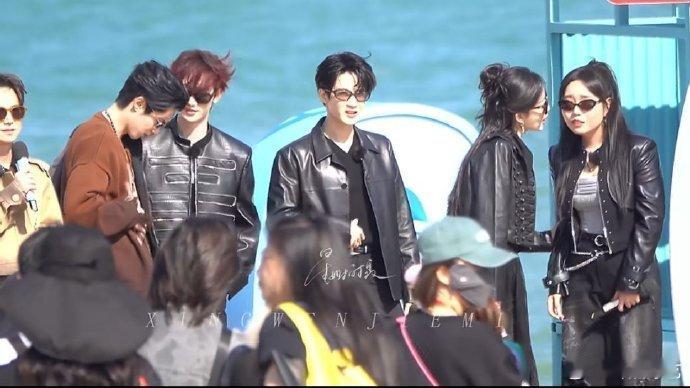 王鹤棣挑丁程鑫下巴你好星期六 谁懂这个宠溺感！王鹤棣水灵灵地挑了丁程鑫下巴，两人