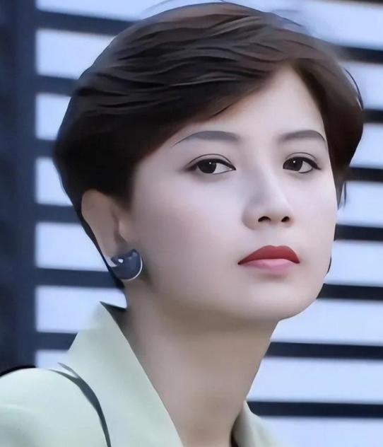 2002年，37岁的曾华倩签字离婚，夫家那头的巨额资产她全部放手，房不要、钱不拿