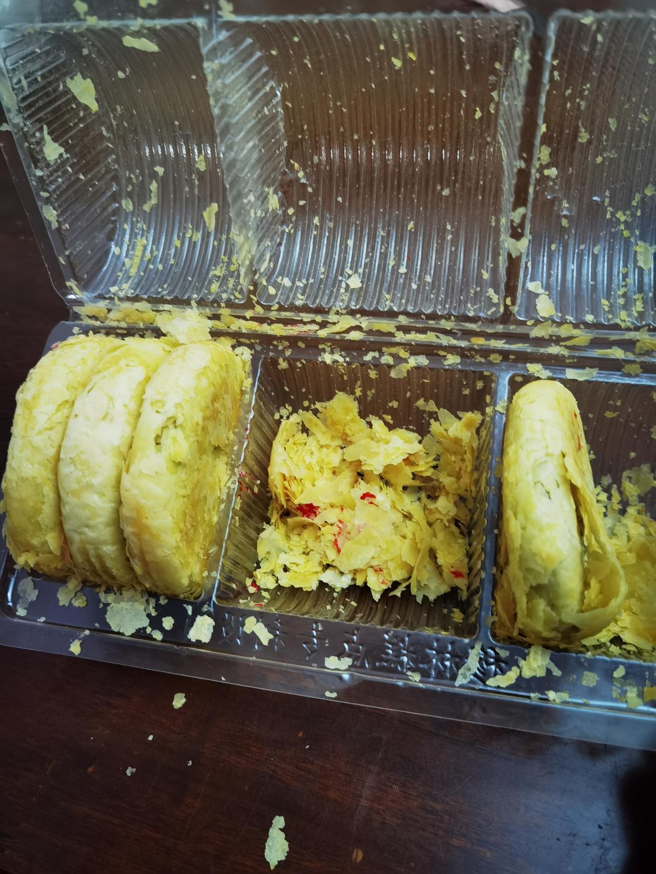 昨天在阆中带了盒月饼，穆林的。桂花味的，颜色也是金黄色，一吃就到处掉渣渣，并且吃