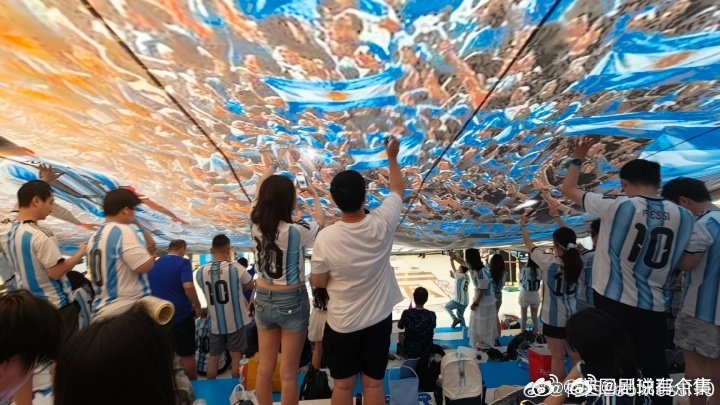 梅西晒自己的中国球迷会照片梅西官博晒中国球迷会照片梅西发文致谢中国球迷，世界杯闯