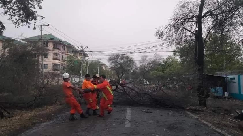 5月1日下午，缅甸实皆省蒙育瓦市遭遇大雨强风侵袭，多地树木、电杆倒塌，树枝断裂，