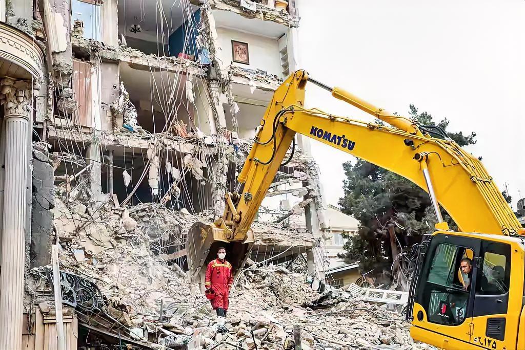 美国联合以色列把伊朗的最高领袖及一大批军政高层炸死了，还对伊朗进行了二十多天的狂