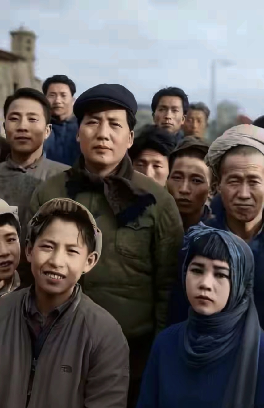 伟人天生就是“慈眉善眼”，不是“贼眉鼠眼”的那种。毛主席时代根本不用担心给老百姓