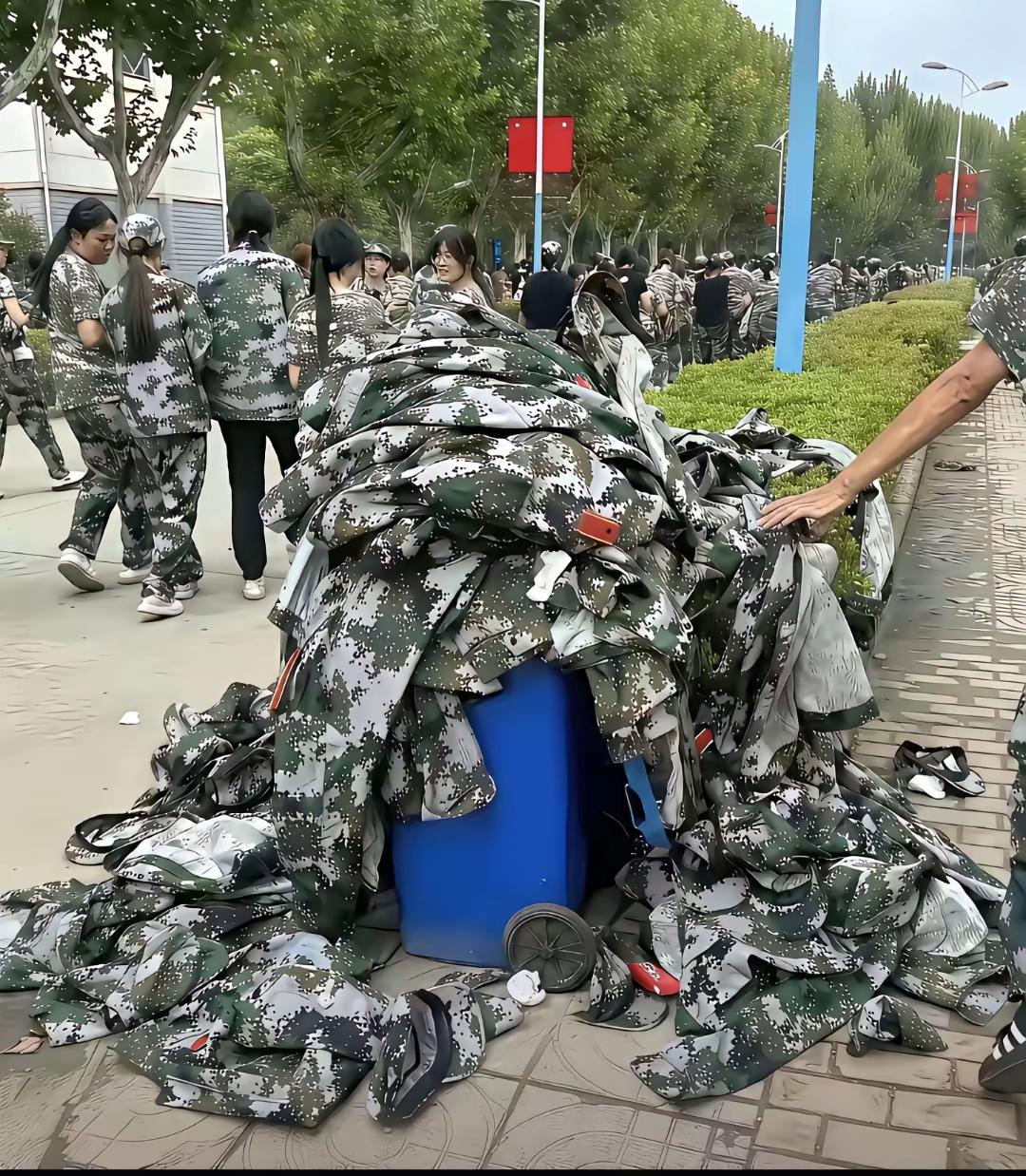 通过垃圾桶上扔满了军训服，说大学生军训的目的是什么？
看见某大学生军训以后，成堆