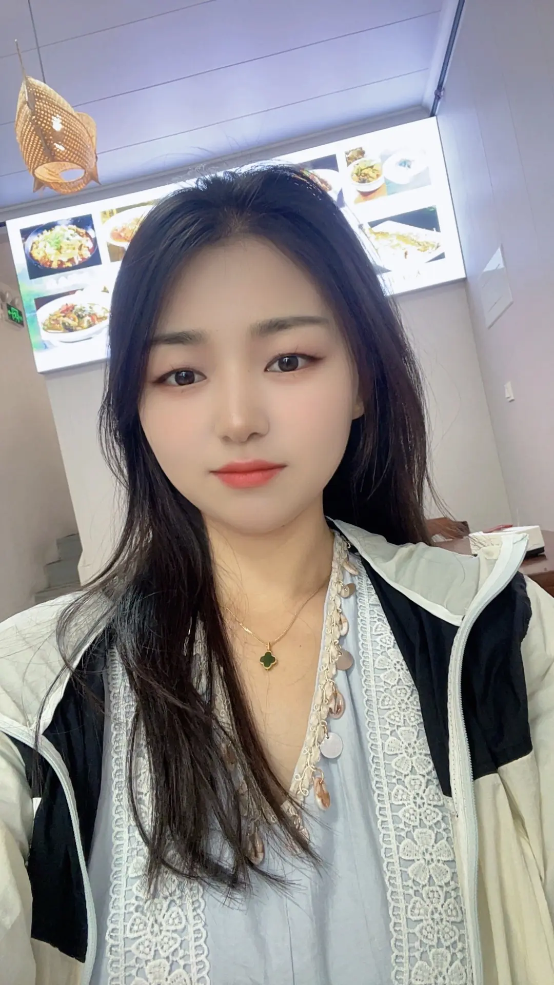 节日都是留给幸福的人         我只是个沉默不语的看客…