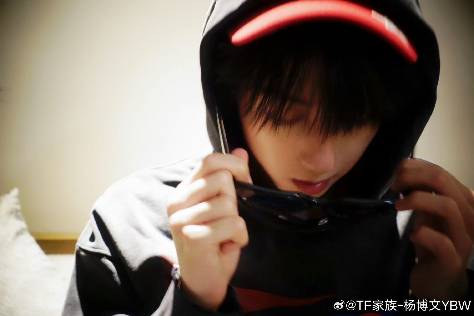 杨博文hoodie穿搭拽拽的杨博文杨博文hoodie穿搭拽拽的 