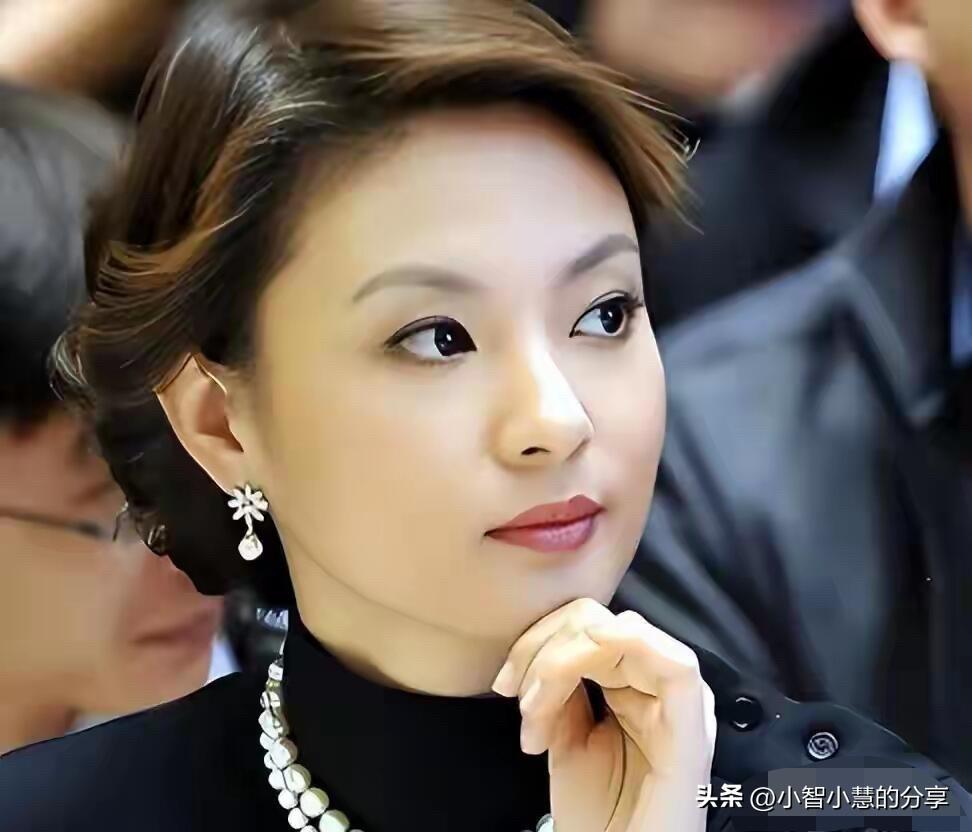 不愧是央视的第一美人，这样近距离的镜头下都是美若天仙，颜值超越了董卿和张蕾。
