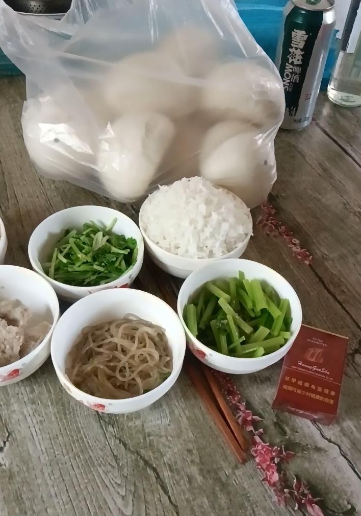 不知不觉我老公离开我两年了，今天是他的祭日。我早早起来了做了这些素菜素饭，儿子回