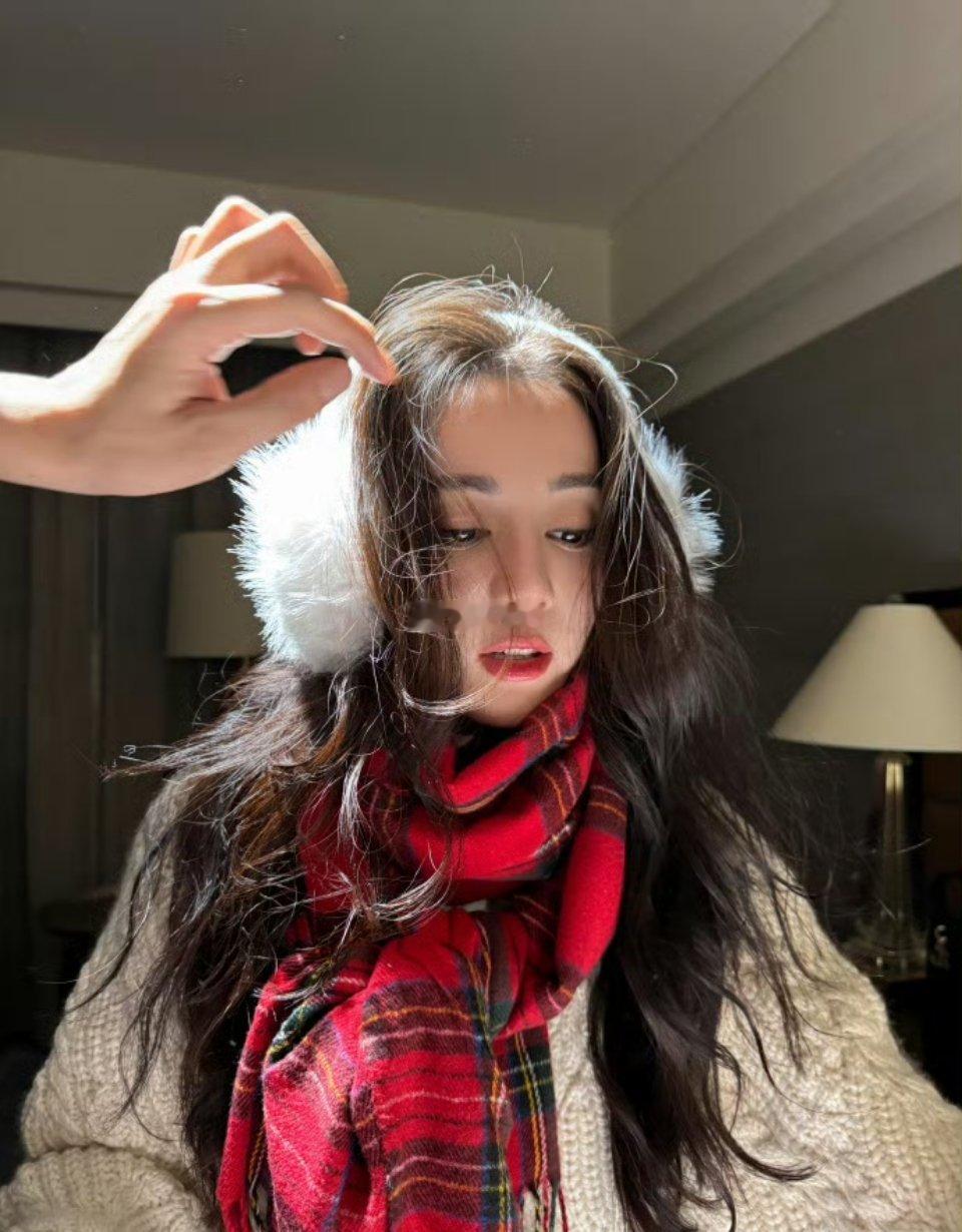 迪丽热巴三连更，颜值爆，质感与氛围绝佳，真是美到让人心动！ 