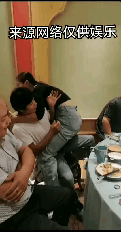 酒桌上能能这样旁若无人，至少也是喝半斤白酒了！