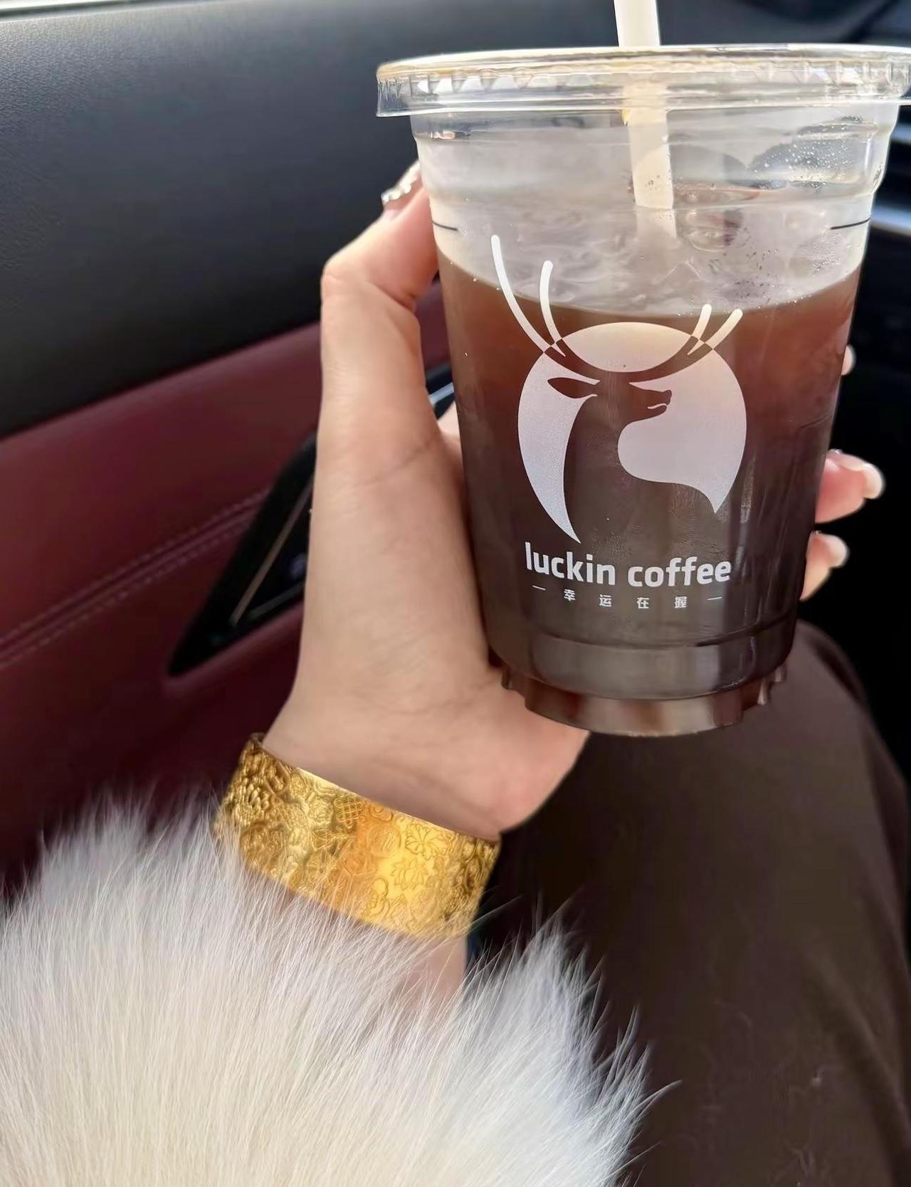 想看姐妹晒图。你说8万8彩礼太贵，姐一手戴你娶3个媳妇的钱，你说气不气人？每天一