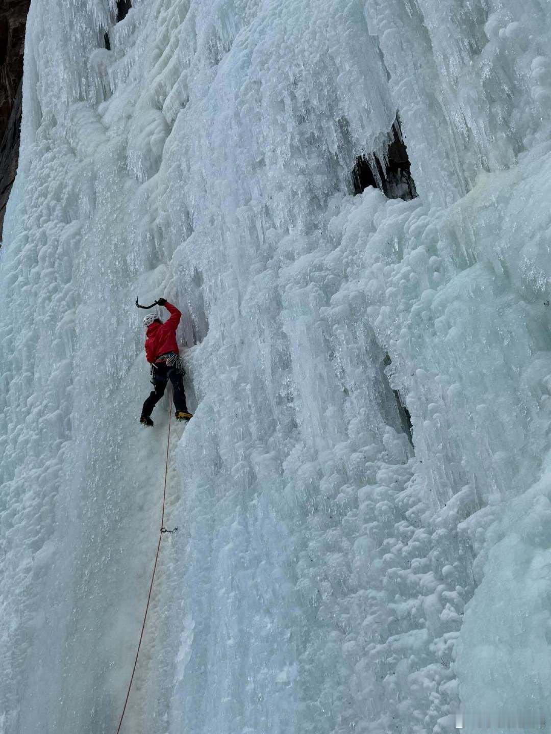 王一博晒攀冰照攀冰都玩得这么帅，这运动核心力量太强了，不愧是你！ 