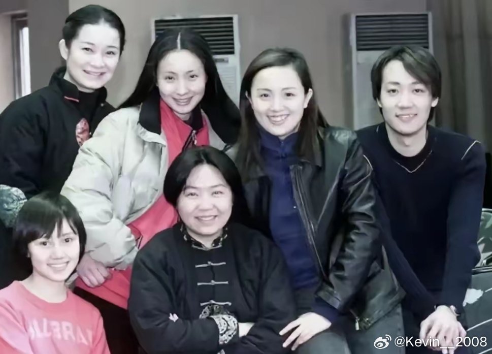 朱媛媛和她的同学们，旁边的男生后来竟然成为了她的丈夫！ ​​​