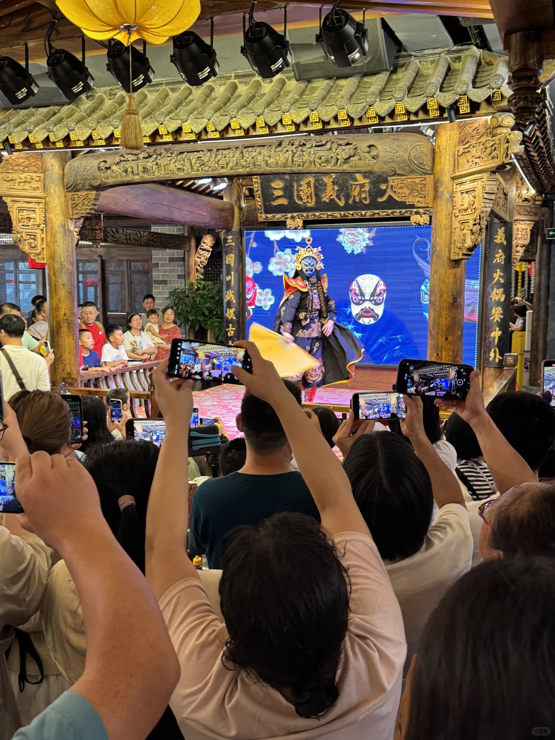 太震撼了！！！来成都吃火锅看川剧变脸